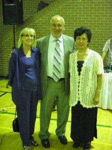 Peter with his wife Carole and Erlinda Insigne