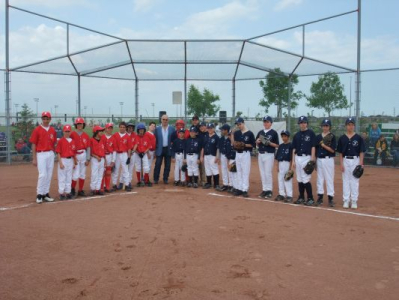 Peter with both teams after throwing his pitch