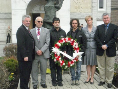 Peter laying a commerative wreath.